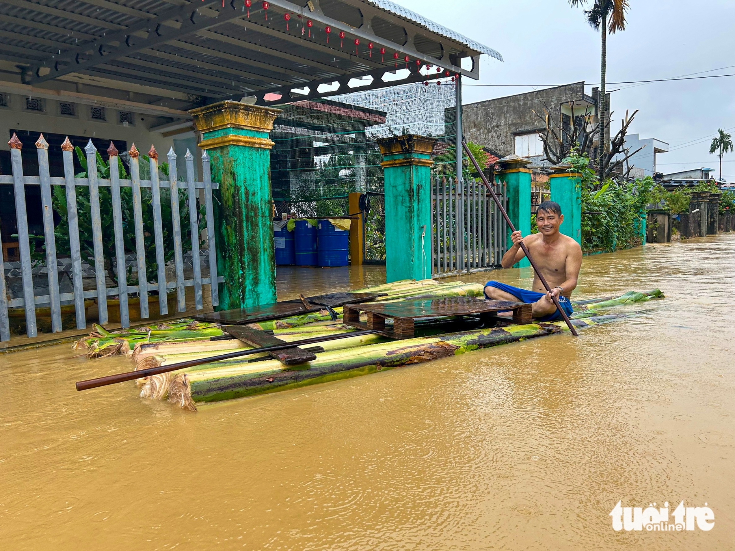 顺化河沿岸村庄95%被淹没,香蕉筏成为民众渡洪的船只
